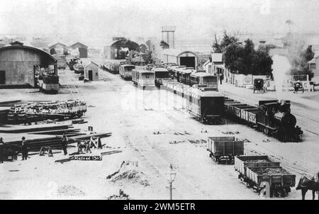 Gare ferroviaire de Port Pirie South Yards 1909, locomotive de classe y tractant un train mixte sur la droite, 1909 Banque D'Images