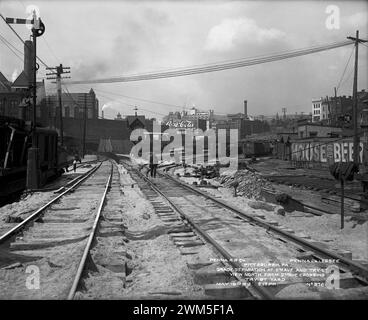 Vue de la cour de fret Try Way, regardant vers le nord depuis le croisement de la deuxième Avenue et montrant le palais de justice et la prison du comté d'Allegheny sur la gauche au loin. Enseigne Coca Cola, 1912 - Pittsburgh, Pennsylvanie Banque D'Images