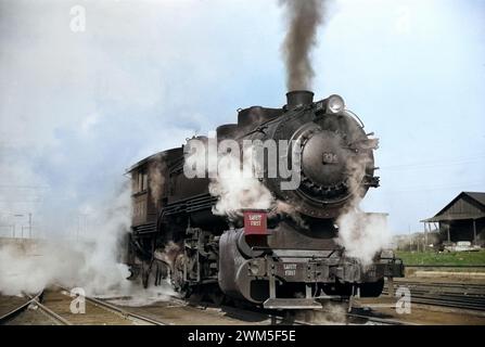 Locomotive dans les gares de triage le long de la rivière, équipée Louis, Missouri - Arthur Rothstein, 1939 - colorisé Banque D'Images