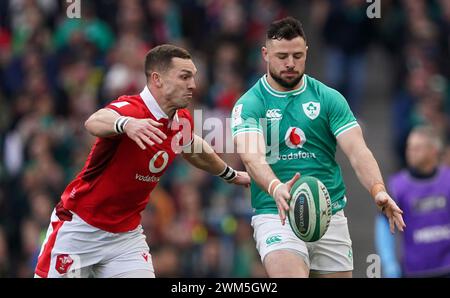 George North du pays de Galles (à gauche) et Robbie Henshaw de l'Irlande en action lors du Guinness six Nations match au stade Aviva de Dublin, en Irlande. Date de la photo : samedi 24 février 2024. Banque D'Images