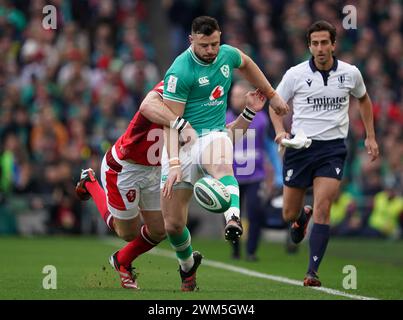 George North du pays de Galles (à gauche) et Robbie Henshaw de l'Irlande en action lors du Guinness six Nations match au stade Aviva de Dublin, en Irlande. Date de la photo : samedi 24 février 2024. Banque D'Images