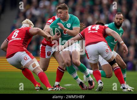 L'Irlandais Jack Crowley (au centre) est attaqué par le Gallois Aaron Wainwright (à gauche) et Josh Adams lors du Guinness six Nations match à l'Aviva Stadium de Dublin, en Irlande. Date de la photo : samedi 24 février 2024. Banque D'Images