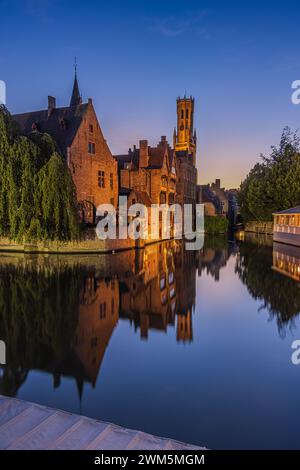 Bruges dans la soirée. Rosary Quay canal dans la vieille ville de la ville hanséatique. Réflexions sur la surface de l'eau avec des bâtiments historiques. Allumé Banque D'Images