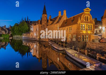 Ambiance nocturne à Bruges au canal du Rosaire Quay. Édifices historiques illuminés de la vieille ville. Reflets de vieilles maisons marchandes sur l'eau Banque D'Images