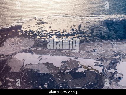 Vue aérienne du paysage hivernal le long de la côte sud de l'Islande Banque D'Images