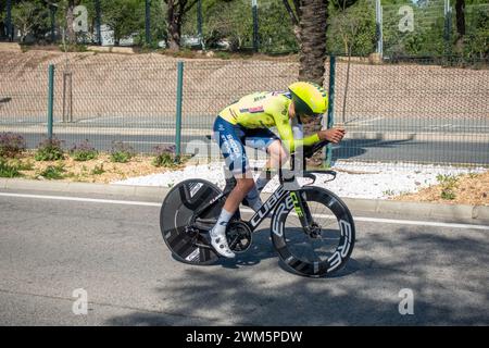 Cyclistes de course contre la montre le Tour de l'Algarve 2024 (Volta ao Algarve), course cycliste en Algarve Portugal, Albufeira Portugal 17 février 2024 Banque D'Images