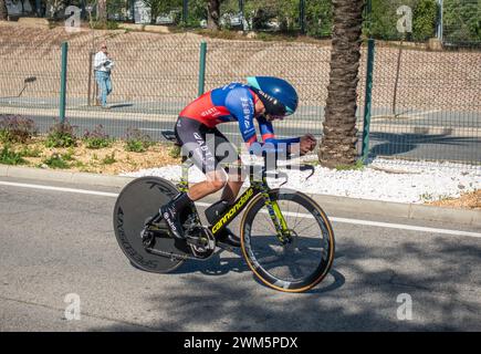 Cyclistes de course contre la montre le Tour de l'Algarve 2024 (Volta ao Algarve), course cycliste en Algarve Portugal, Albufeira Portugal 17 février 2024 Banque D'Images