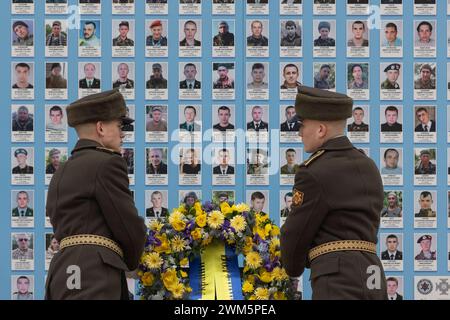 Kiev, Ukraine. 24 février 2024. Les gardes d'honneur ukrainiens placent une couronne sur le mur de la mémoire des défenseurs tombés au combat en Ukraine lors d'une cérémonie commémorative marquant le 2ème anniversaire de l'invasion russe, le 24 février 2024 à Kiev, en Ukraine. Crédit : Pool photo/Bureau de presse présidentiel ukrainien/Alamy Live News Banque D'Images