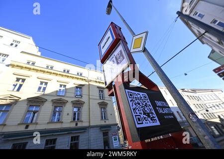 Arrêt de tramway Ruska (russe) et pancarte commémorant l'avocat Dmitri Talantov, contre qui des poursuites pénales ont été engagées en relation avec la diffusion de fausses informations sur l'armée russe, Prague, République tchèque, 24 février 2024. Il risque jusqu'à dix ans de prison. Quelqu'un a collé les noms de prisonniers politiques russes sur les panneaux indiquant la rue Ruska (russe) à Prague, République tchèque, le 24 février 2024. Le message commémorait le deuxième anniversaire de l'agression russe contre l'Ukraine. Les pancartes avec les noms des prisonniers politiques russes sont accompagnées Banque D'Images