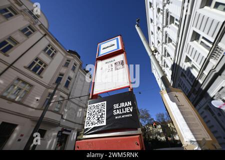 Ruska (russe) arrêt de tramway et une pancarte commémorant le militant des droits humains Seiran Saliyev, condamné à 16 ans de prison dans une colonie pénitentiaire à régime strict, Prague, République tchèque, le 24 février 2024. Quelqu'un a collé les noms de prisonniers politiques russes sur les panneaux indiquant la rue Ruska (russe) à Prague, République tchèque, le 24 février 2024. Le message commémorait le deuxième anniversaire de l'agression russe contre l'Ukraine. Les panneaux portant les noms des prisonniers politiques russes sont accompagnés d'un lien QR vers le site Web du Mémorial, qui contient leurs biographies. (CTK photo/Katerin Banque D'Images