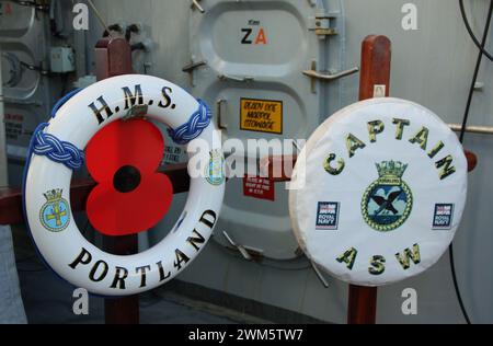 Royal Navy Perry Bouys devant des navires amarrés dans la baie de Cardiff, au pays de Galles, au Royaume-Uni Banque D'Images