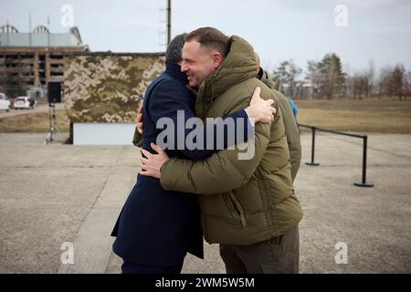 Kiev, Ukraine. 24 février 2024. Le chef de cabinet présidentiel ukrainien Andriy Yermak, à droite, accueille le premier ministre belge Alexander de Croo à l’occasion du 2ème anniversaire de l’invasion russe à l’aéroport Hostomel, le 24 février 2024 à Kiev, en Ukraine. Crédit : Pool photo/Bureau de presse présidentiel ukrainien/Alamy Live News Banque D'Images