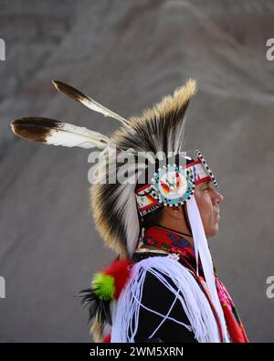 Buck Spotted Tail (Sicangu Lakota Oyate) dans ses regalia Grass Dance ; Badlands National Park, Dakota du Sud. Banque D'Images