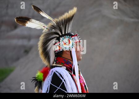 Buck Spotted Tail (Sicangu Lakota Oyate) dans ses regalia Grass Dance ; Badlands National Park, Dakota du Sud. Banque D'Images