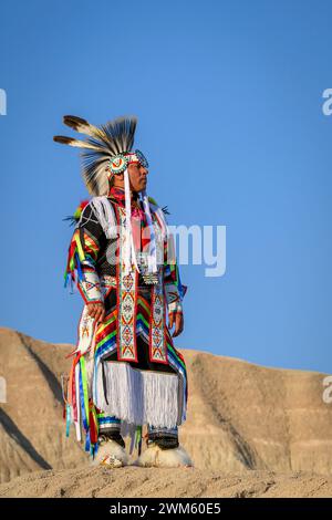 Buck Spotted Tail (Sicangu Lakota Oyate) dans ses regalia Grass Dance ; Badlands National Park, Dakota du Sud. Banque D'Images