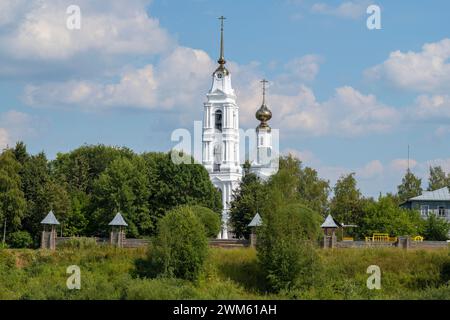 Vue sur l'ancien clocher de la cathédrale de l'Annonciation par un jour ensoleillé d'août. Acheter. Région de Kostroma, Russie Banque D'Images