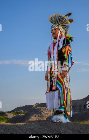 Buck Spotted Tail (Sicangu Lakota Oyate) dans ses regalia Grass Dance ; Badlands National Park, Dakota du Sud. Banque D'Images