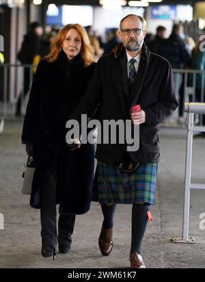 J. K. Rowling et Neil Murray arrivent pour le Guinness six Nations match au Scottish Gas Murrayfield Stadium, à Édimbourg. Date de la photo : samedi 24 février 2024. Banque D'Images