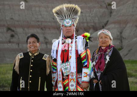 Marian Sorace, Buck Spotted Tail et Annamae Pushetonequa (Sicangu Lakota Oyate) ; Badlands National Park, Dakota du Sud. Banque D'Images