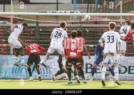 Bruxelles, Belgique. 24 février 2024. Ewoud Pletinckx de l'OHL marque un but lors d'un match de football entre RWD Molenbeek et Oud-Heverlee Leuven, samedi 24 février 2024 à Bruxelles, le jour 27 de la saison 2023-2024 de la première division du championnat belge 'Jupiler Pro League'. BELGA PHOTO BRUNO FAHY crédit : Belga News Agency/Alamy Live News Banque D'Images