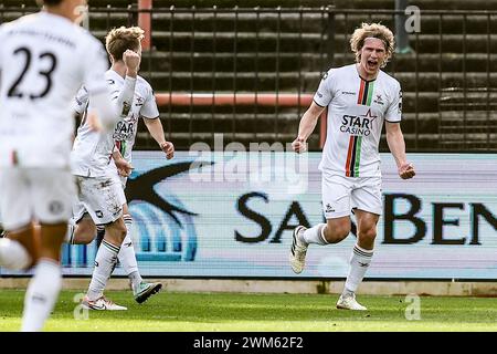 Bruxelles, Belgique. 24 février 2024. Ewoud Pletinckx de l'OHL célèbre après avoir marqué lors d'un match de football entre RWD Molenbeek et Oud-Heverlee Leuven, samedi 24 février 2024 à Bruxelles, le jour 27 de la saison 2023-2024 de la première division du championnat belge 'Jupiler Pro League'. BELGA PHOTO BRUNO FAHY crédit : Belga News Agency/Alamy Live News Banque D'Images