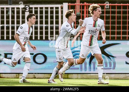 Bruxelles, Belgique. 24 février 2024. Ewoud Pletinckx de l'OHL célèbre après avoir marqué lors d'un match de football entre RWD Molenbeek et Oud-Heverlee Leuven, samedi 24 février 2024 à Bruxelles, le jour 27 de la saison 2023-2024 de la première division du championnat belge 'Jupiler Pro League'. BELGA PHOTO BRUNO FAHY crédit : Belga News Agency/Alamy Live News Banque D'Images