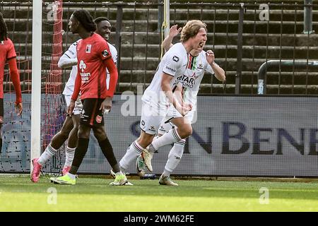 Bruxelles, Belgique. 24 février 2024. Ewoud Pletinckx de l'OHL célèbre après avoir marqué lors d'un match de football entre RWD Molenbeek et Oud-Heverlee Leuven, samedi 24 février 2024 à Bruxelles, le jour 27 de la saison 2023-2024 de la première division du championnat belge 'Jupiler Pro League'. BELGA PHOTO BRUNO FAHY crédit : Belga News Agency/Alamy Live News Banque D'Images
