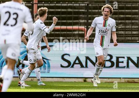 Bruxelles, Belgique. 24 février 2024. Ewoud Pletinckx de l'OHL célèbre après avoir marqué lors d'un match de football entre RWD Molenbeek et Oud-Heverlee Leuven, samedi 24 février 2024 à Bruxelles, le jour 27 de la saison 2023-2024 de la première division du championnat belge 'Jupiler Pro League'. BELGA PHOTO BRUNO FAHY crédit : Belga News Agency/Alamy Live News Banque D'Images