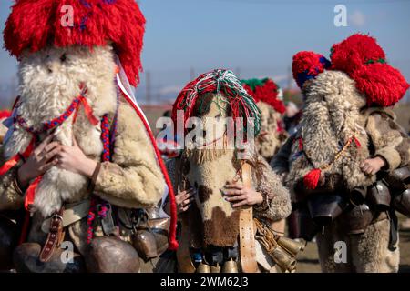 Elin Pelin, Bulgarie - 17 février 2024 : huitième édition du festival Mascarade à Elin Pelin Bulgarie. Hommes habillés en costume kuker avec des cloches en cuivre Banque D'Images