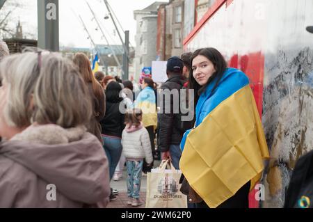 Cork, Irlande. 24 février 2024. Aujourd'hui marque le deuxième anniversaire de l'invasion à grande échelle de l'Ukraine par la Russie. En réponse, des centaines d'Ukrainiens se sont rassemblés pour une marche dans la ville de Cork. Crédit : Karlis Dzjamko/Alamy Live News Banque D'Images