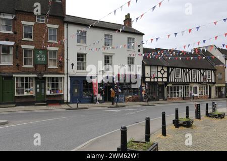 Drapeaux le long de la rue principale de la ville d'Ashbourne ; Peak District National Park ; Derbyshire ; Angleterre, Royaume-Uni Banque D'Images