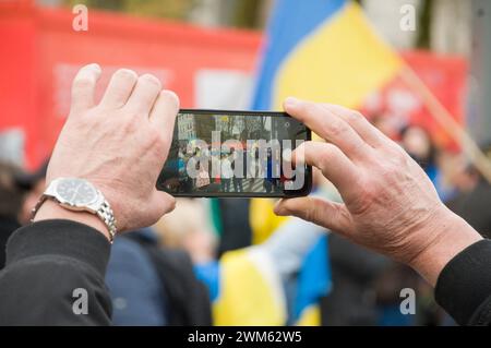 Cork, Irlande. 24 février 2024. Aujourd'hui marque le deuxième anniversaire de l'invasion à grande échelle de l'Ukraine par la Russie. En réponse, des centaines d'Ukrainiens se sont rassemblés pour une marche dans la ville de Cork. Crédit : Karlis Dzjamko/Alamy Live News Banque D'Images