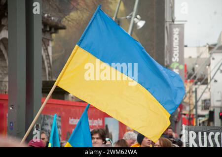 Cork, Irlande. 24 février 2024. Aujourd'hui marque le deuxième anniversaire de l'invasion à grande échelle de l'Ukraine par la Russie. En réponse, des centaines d'Ukrainiens se sont rassemblés pour une marche dans la ville de Cork. Crédit : Karlis Dzjamko/Alamy Live News Banque D'Images