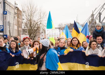 Cork, Irlande. 24 février 2024. Aujourd'hui marque le deuxième anniversaire de l'invasion à grande échelle de l'Ukraine par la Russie. En réponse, des centaines d'Ukrainiens se sont rassemblés pour une marche dans la ville de Cork. Crédit : Karlis Dzjamko/Alamy Live News Banque D'Images