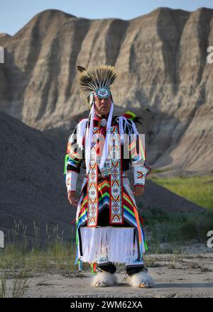 Buck Spotted Tail (Sicangu Lakota Oyate) dans ses regalia Grass Dance ; Badlands National Park, Dakota du Sud. Banque D'Images