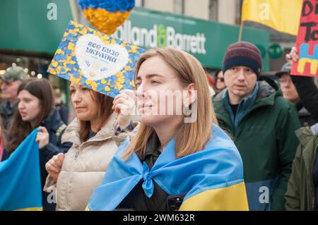 Cork, Irlande. 24 février 2024. Aujourd'hui marque le deuxième anniversaire de l'invasion à grande échelle de l'Ukraine par la Russie. En réponse, des centaines d'Ukrainiens se sont rassemblés pour une marche dans la ville de Cork. Crédit : Karlis Dzjamko/Alamy Live News Banque D'Images