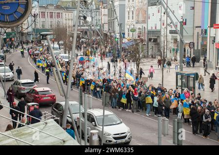 Cork, Irlande. 24 février 2024. Aujourd'hui marque le deuxième anniversaire de l'invasion à grande échelle de l'Ukraine par la Russie. En réponse, des centaines d'Ukrainiens se sont rassemblés pour une marche dans la ville de Cork. Crédit : Karlis Dzjamko/Alamy Live News Banque D'Images