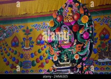 Xiahe, province chinoise du Gansu. 24 février 2024. Des sculptures de beurre réalisées par des bouddhistes sont exposées au monastère de Labrang dans le comté de Xiahe, dans la province du Gansu, au nord-ouest de la Chine, le 24 février 2024. Un spectacle annuel de sculptures de beurre a eu lieu au monastère de Labrang, l'un des six temples prestigieux de la secte Gelug du bouddhisme tibétain, samedi, le Festival des lanternes chinoises, pour prier pour la bonne fortune et la récolte. Crédit : Chen Bin/Xinhua/Alamy Live News Banque D'Images