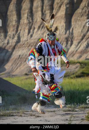 Buck Spotted Tail (Sicangu Lakota Oyate) exécutant sa danse de l'herbe ; Badlands National Park, Dakota du Sud. Banque D'Images