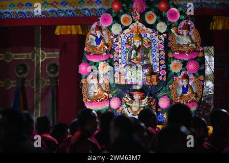 Xiahe, province chinoise du Gansu. 24 février 2024. Des sculptures de beurre réalisées par des bouddhistes sont exposées au monastère de Labrang dans le comté de Xiahe, dans la province du Gansu, au nord-ouest de la Chine, le 24 février 2024. Un spectacle annuel de sculptures de beurre a eu lieu au monastère de Labrang, l'un des six temples prestigieux de la secte Gelug du bouddhisme tibétain, samedi, le Festival des lanternes chinoises, pour prier pour la bonne fortune et la récolte. Crédit : Chen Bin/Xinhua/Alamy Live News Banque D'Images