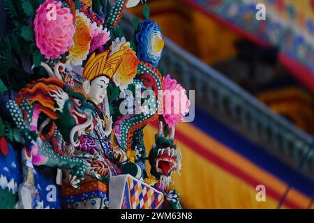 Xiahe, province chinoise du Gansu. 24 février 2024. Des sculptures de beurre réalisées par des bouddhistes sont exposées au monastère de Labrang dans le comté de Xiahe, dans la province du Gansu, au nord-ouest de la Chine, le 24 février 2024. Un spectacle annuel de sculptures de beurre a eu lieu au monastère de Labrang, l'un des six temples prestigieux de la secte Gelug du bouddhisme tibétain, samedi, le Festival des lanternes chinoises, pour prier pour la bonne fortune et la récolte. Crédit : Chen Bin/Xinhua/Alamy Live News Banque D'Images