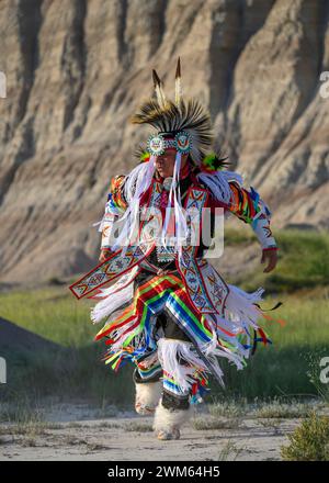Buck Spotted Tail (Sicangu Lakota Oyate) exécutant sa danse de l'herbe ; Badlands National Park, Dakota du Sud. Banque D'Images