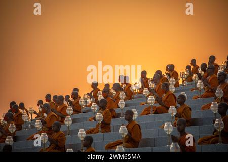 Bangkok, Thaïlande. 24 février 2024. Les jeunes moines prient pendant le coucher du soleil lors de la cérémonie annuelle de Makha Bucha au Wat Dhammakaya dans le nord de Bangkok. Les thaïlandais célèbrent le festival bouddhiste de circumambulation dans le sens horaire et la cérémonie d'éclairage des lanternes Makha Bucha au temple Dhammakaya le jour de Makha Bucha pendant la troisième lune lunaire, où environ 5000 moines se sont rassemblés pour être ordonnés par le Bouddha et 35000 dévots tenant des lanternes. Crédit : SOPA images Limited/Alamy Live News Banque D'Images