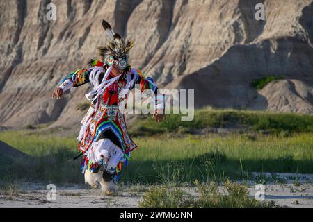 Buck Spotted Tail (Sicangu Lakota Oyate) exécutant sa danse de l'herbe ; Badlands National Park, Dakota du Sud. Banque D'Images