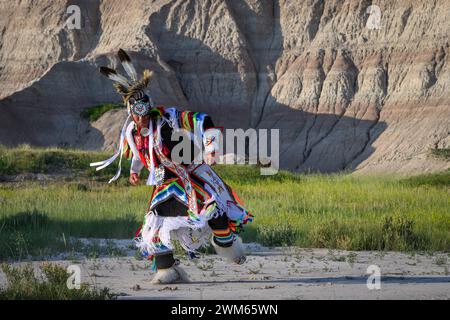 Buck Spotted Tail (Sicangu Lakota Oyate) exécutant sa danse de l'herbe ; Badlands National Park, Dakota du Sud. Banque D'Images
