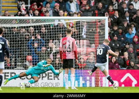 Southampton, Royaume-Uni. 24 février 2024. L'attaquant de Millwall Zian Flemming (10 ans) marque un BUT de 1-2 pénalités lors du Southampton FC contre Millwall FC au St.Mary's Stadium, Southampton, Angleterre, Royaume-Uni le 24 février 2024 crédit : Every second Media/Alamy Live News Banque D'Images