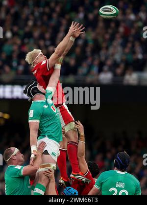 Aaron Wainwright, du pays de Galles, remporte une ligne de départ contre James Ryan, de l'Irlande, lors du Guinness six Nations match à l'Aviva Stadium de Dublin, en Irlande. Date de la photo : samedi 24 février 2024. Banque D'Images