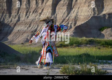Buck Spotted Tail (Sicangu Lakota Oyate) exécutant sa danse de l'herbe ; Badlands National Park, Dakota du Sud. Banque D'Images