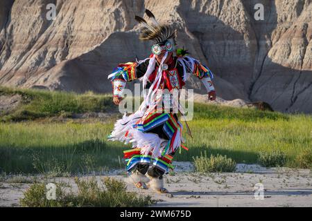 Buck Spotted Tail (Sicangu Lakota Oyate) exécutant sa danse de l'herbe ; Badlands National Park, Dakota du Sud. Banque D'Images
