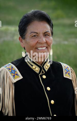 Marian Sorace (Sicangu Lakota Oyate) portant son manteau militaire. Parc national des Badlands, Dakota du Sud. Banque D'Images